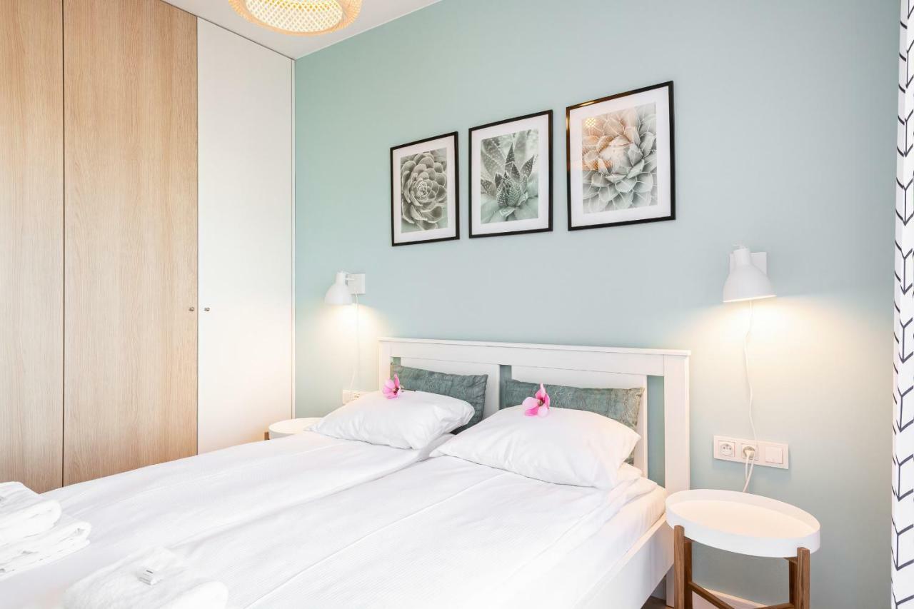 Apartment Walonska With Free Parking Wroclaw By Noclegi Renters Bagian luar foto