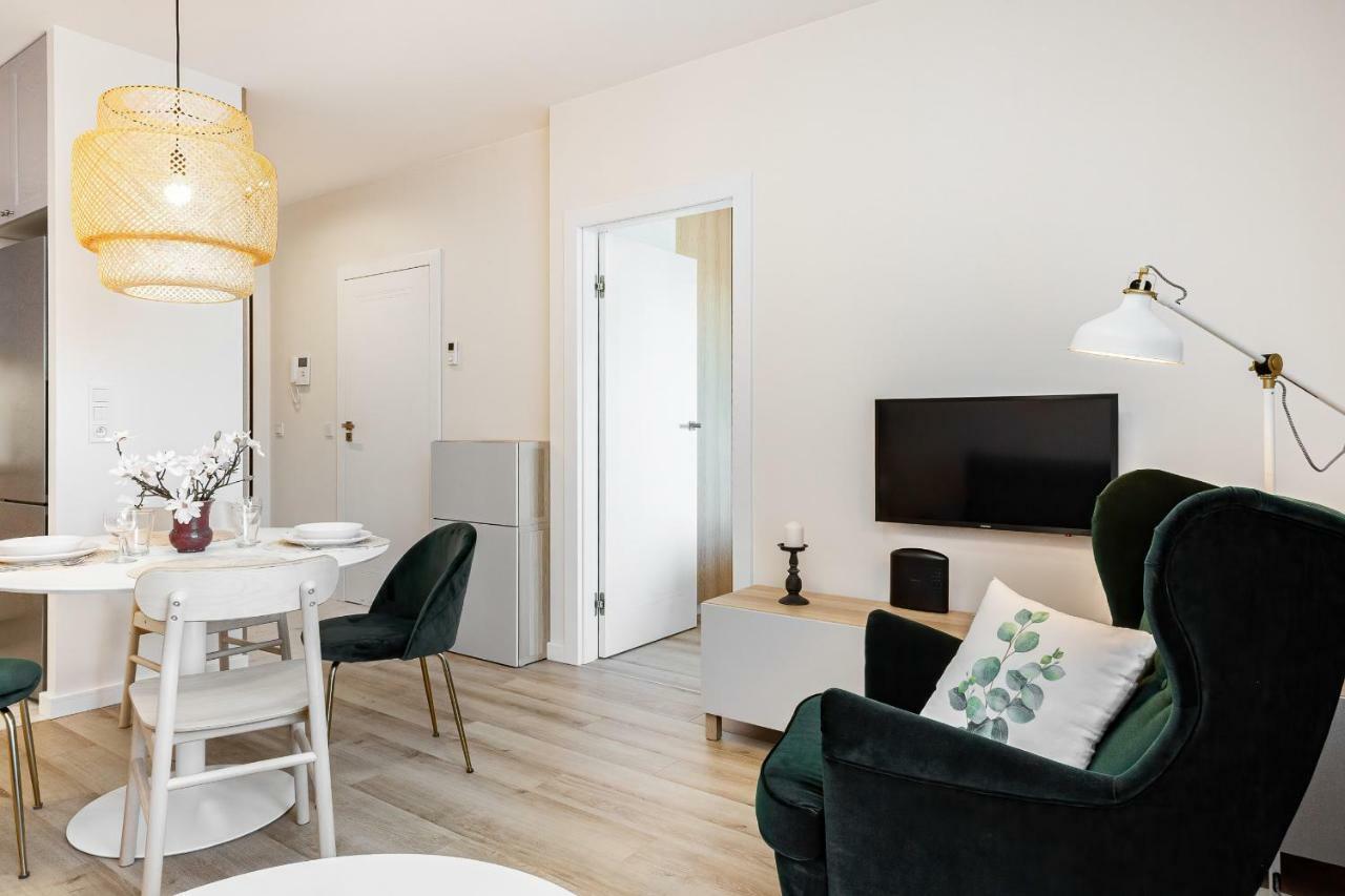 Apartment Walonska With Free Parking Wroclaw By Noclegi Renters Bagian luar foto